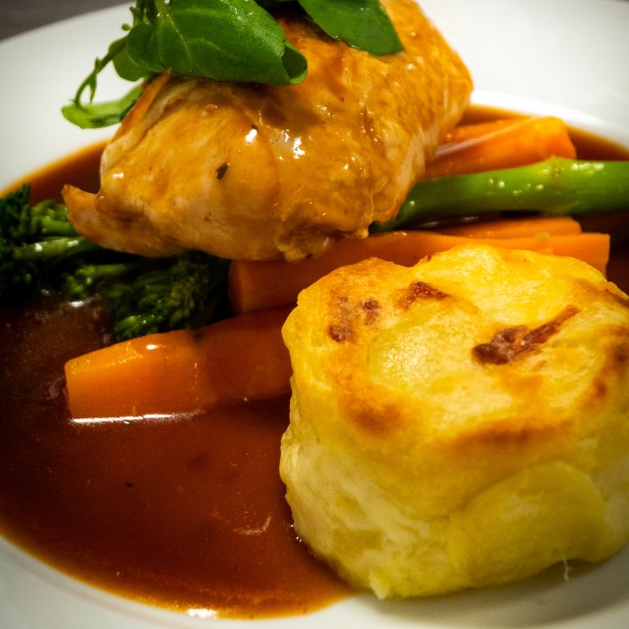 Chicken breast with potato gratin, carrots and broccoli in gravy